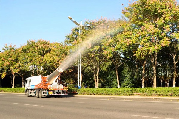 天地美霧炮車(chē)：環(huán)衛(wèi)降塵，吹打落葉，保障道路順暢同行